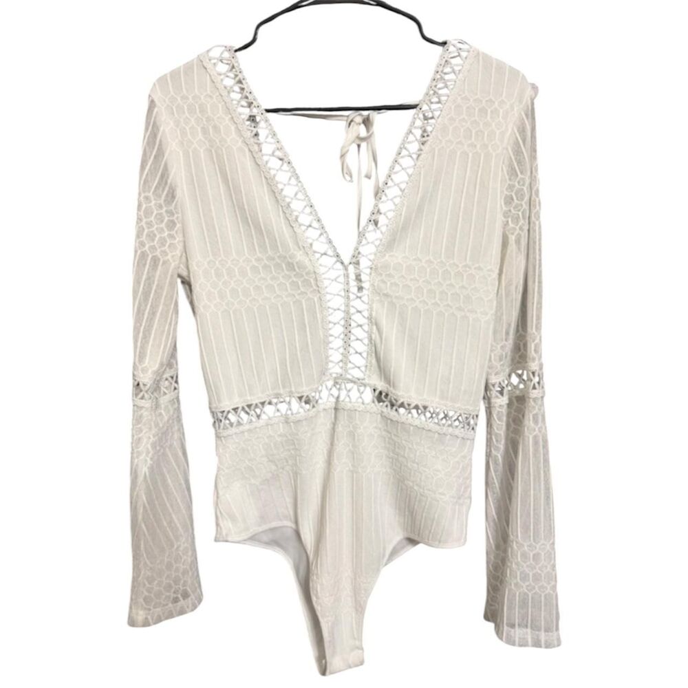 Eilly Bazar White Lace Bell Sleeves V-Neck Bodysuit - Size Small
